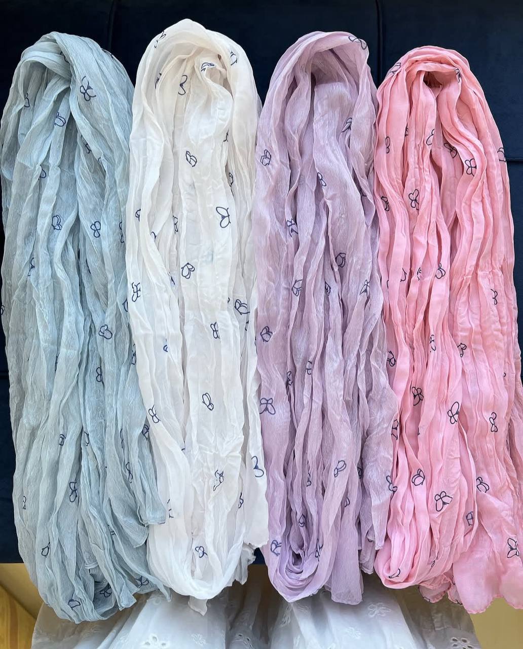 شال طرح پروانه با رنگ‌بندی ملایم