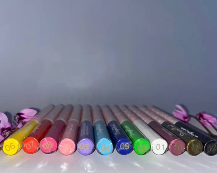 خط چشم رنگی مویی با پیگمنت قوی