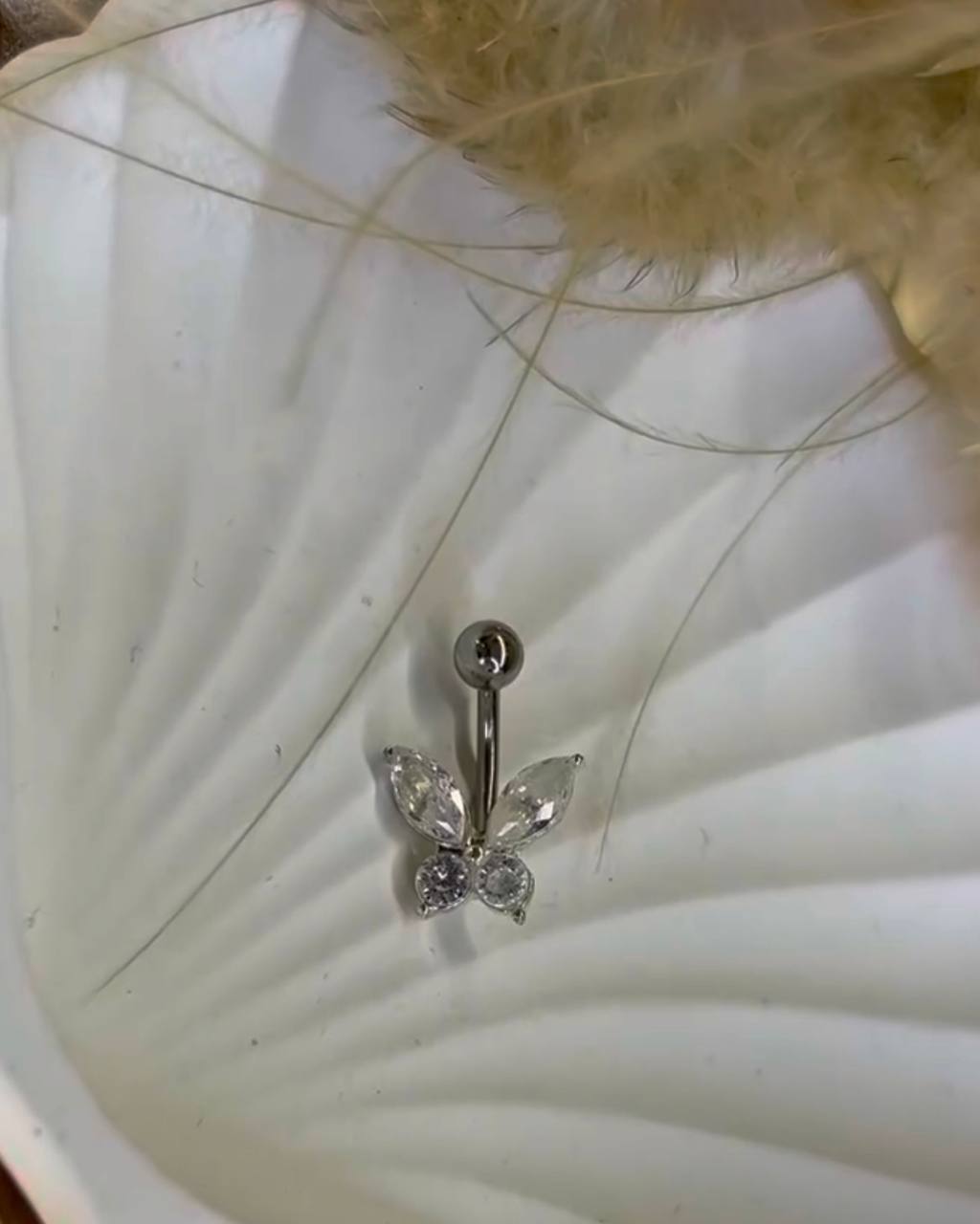 پرسینگ ناف پروانه‌ای نگین‌ دار نقره‌ای